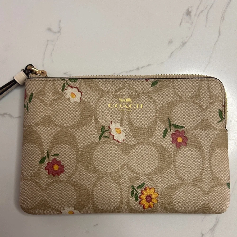 Coach Corner Zip Wristlet Canvas Nostalgic Ditsy Print, limited edition- EUC - Picture 9 of 13